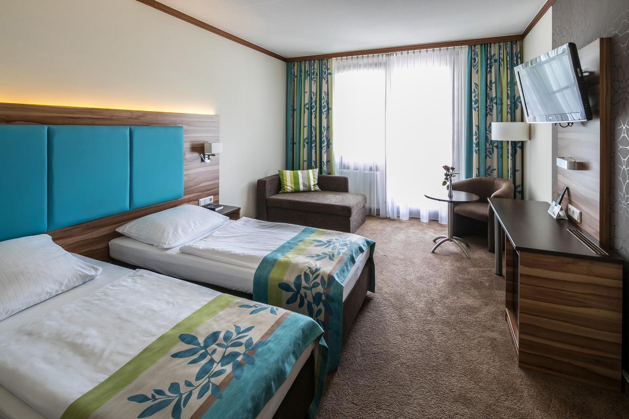 Hotel Am Krone Park Ольхинг Экстерьер фото