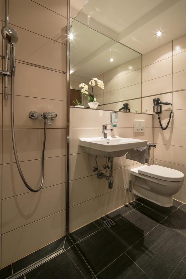 Hotel Am Krone Park Ольхинг Экстерьер фото